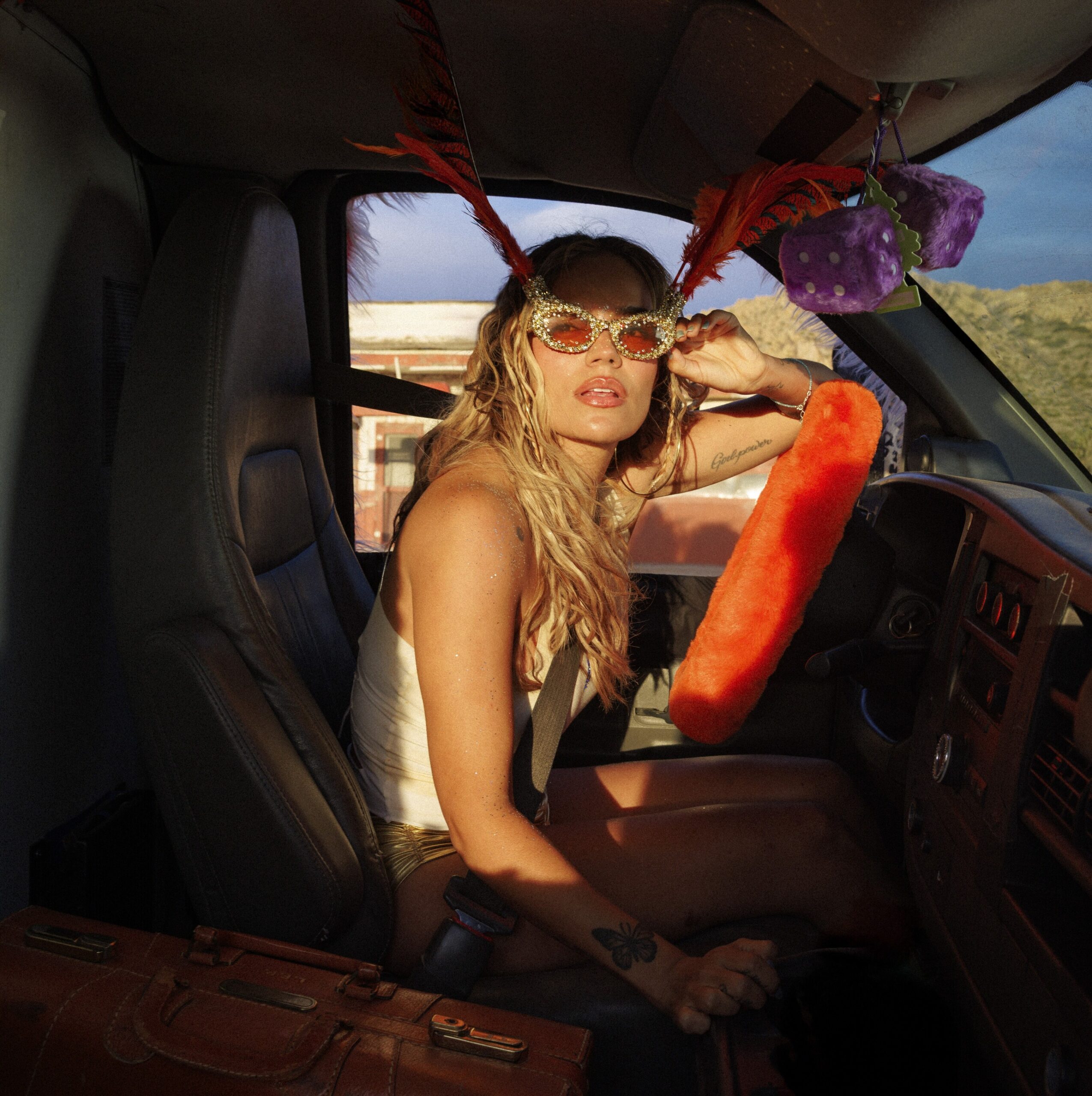 KAROL G, Manu Chao - Viajando Por El Mundo (radio edit)